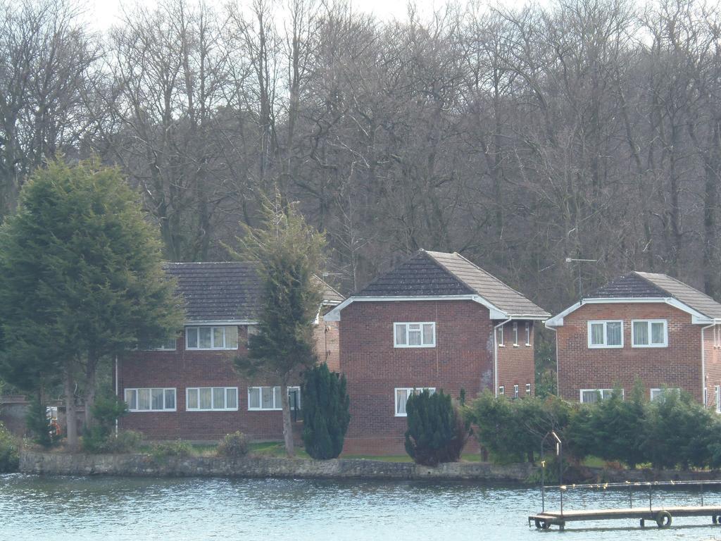 Lakeside Continental Hotel Camberley Exterior photo
